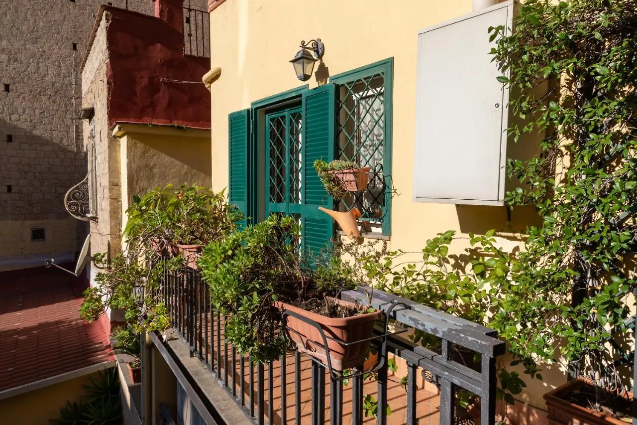 Colored House Until 7 People Above Sqplebiscito Naples Apartment