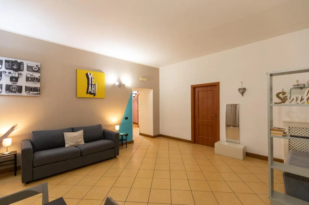 Colored House Until 7 People Above Sqplebiscito Naples Apartment