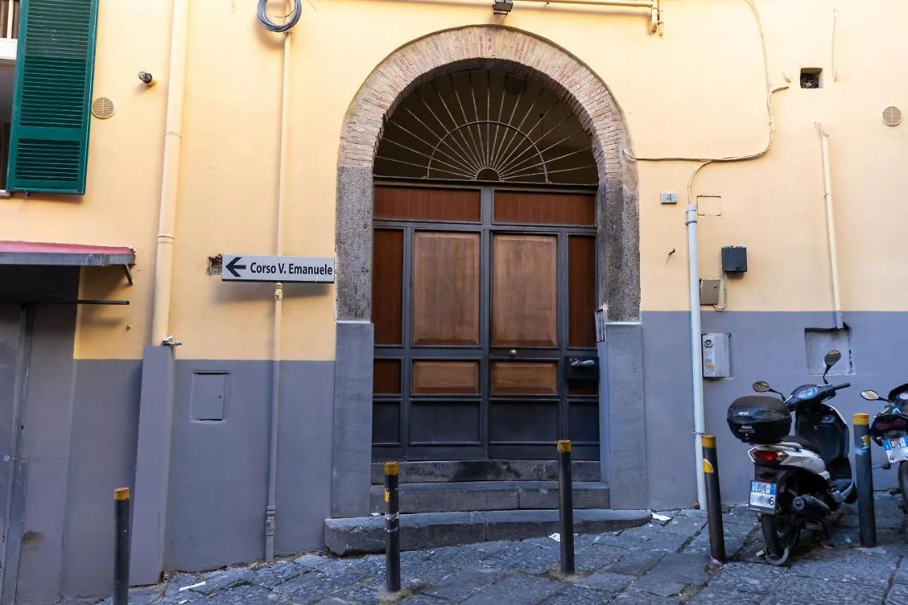 Colored House Until 7 People Above Sqplebiscito Naples Apartment